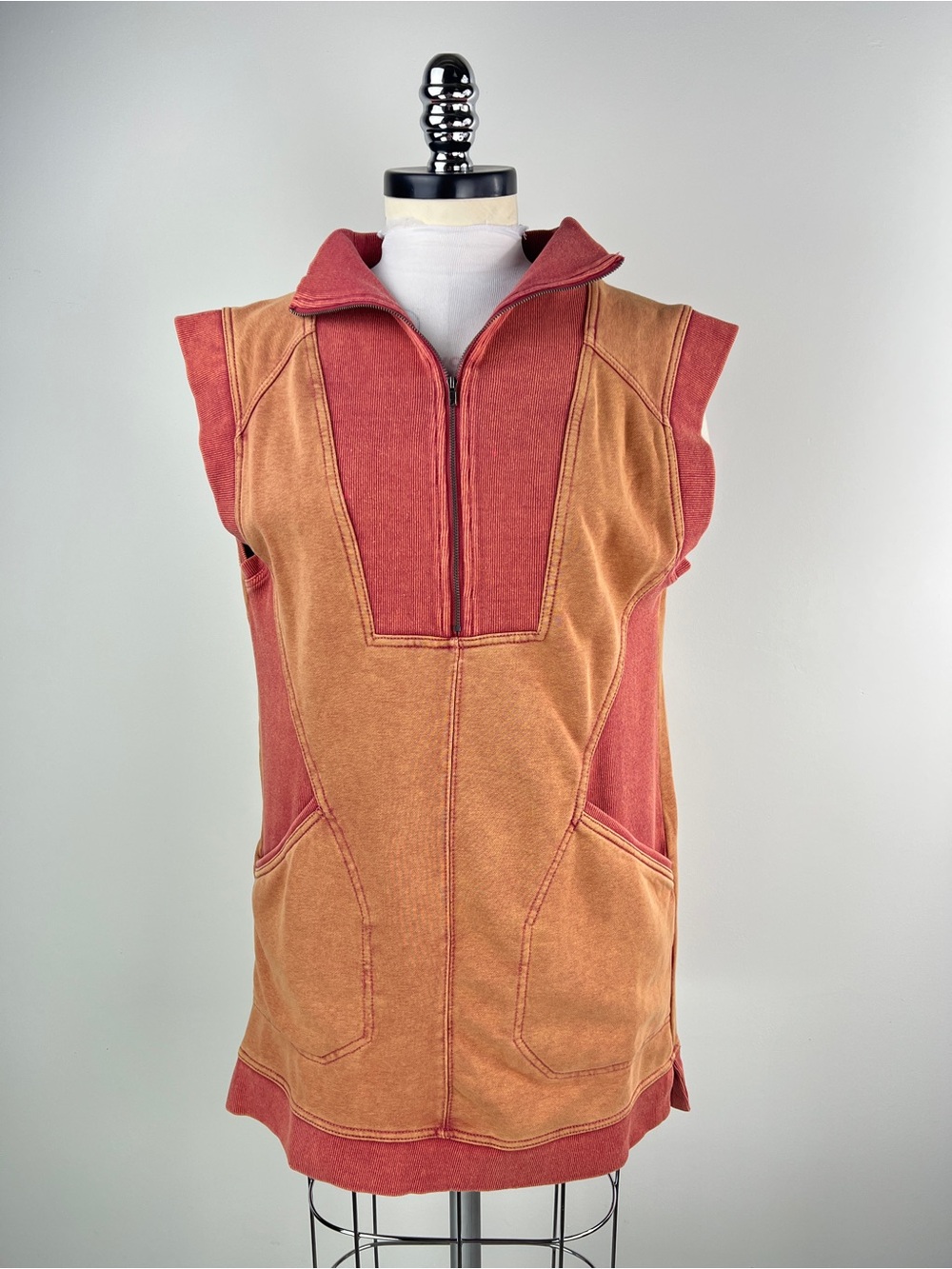💚 3753. Sleeveless Zip Pullover Tunic in Rust and Clay